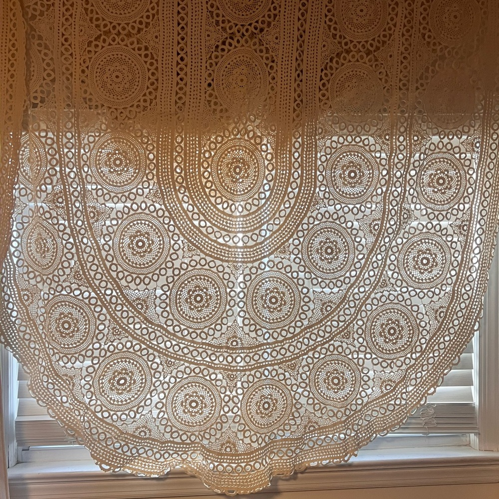 Chic Circular Lace Curtain in Cream